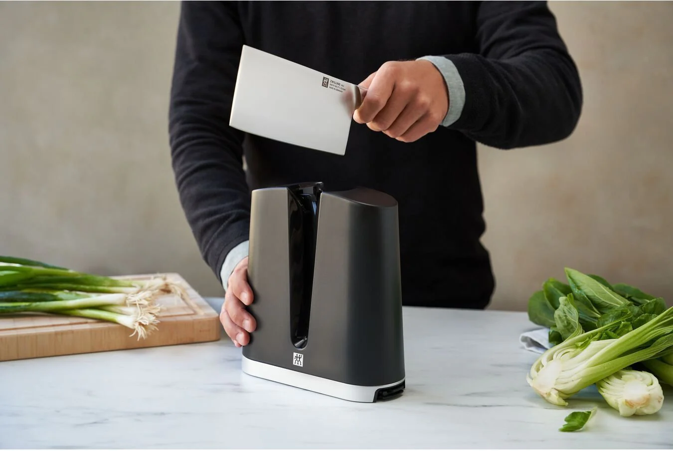 Zwilling V-EDGE knife sharpener: 8cm, black ABS | 32605-000 - Inhomebuy