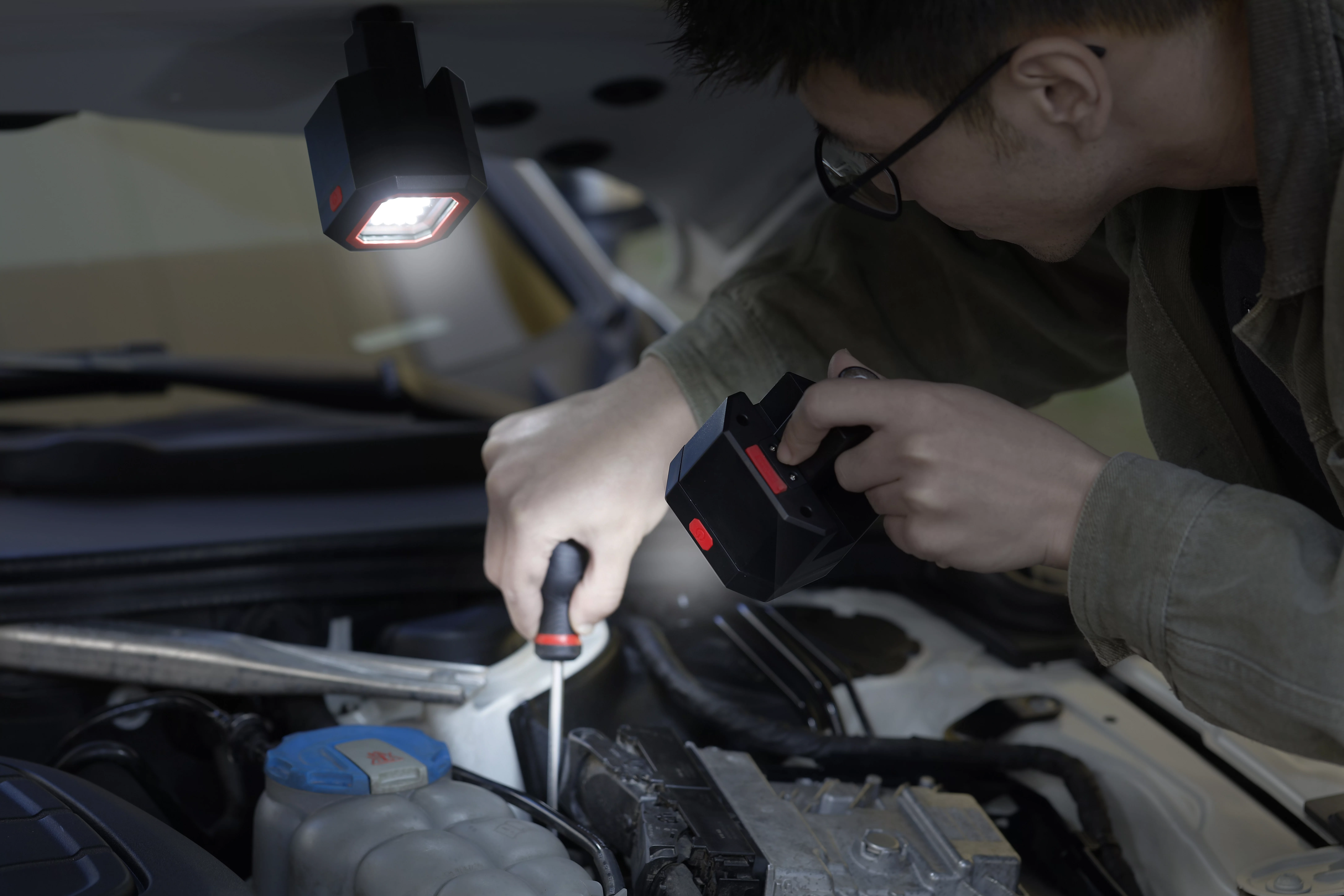 Hyper Tough 2000-Lumen LED Rechargeable Work Light & Detachable Spotlight - Inhomebuy