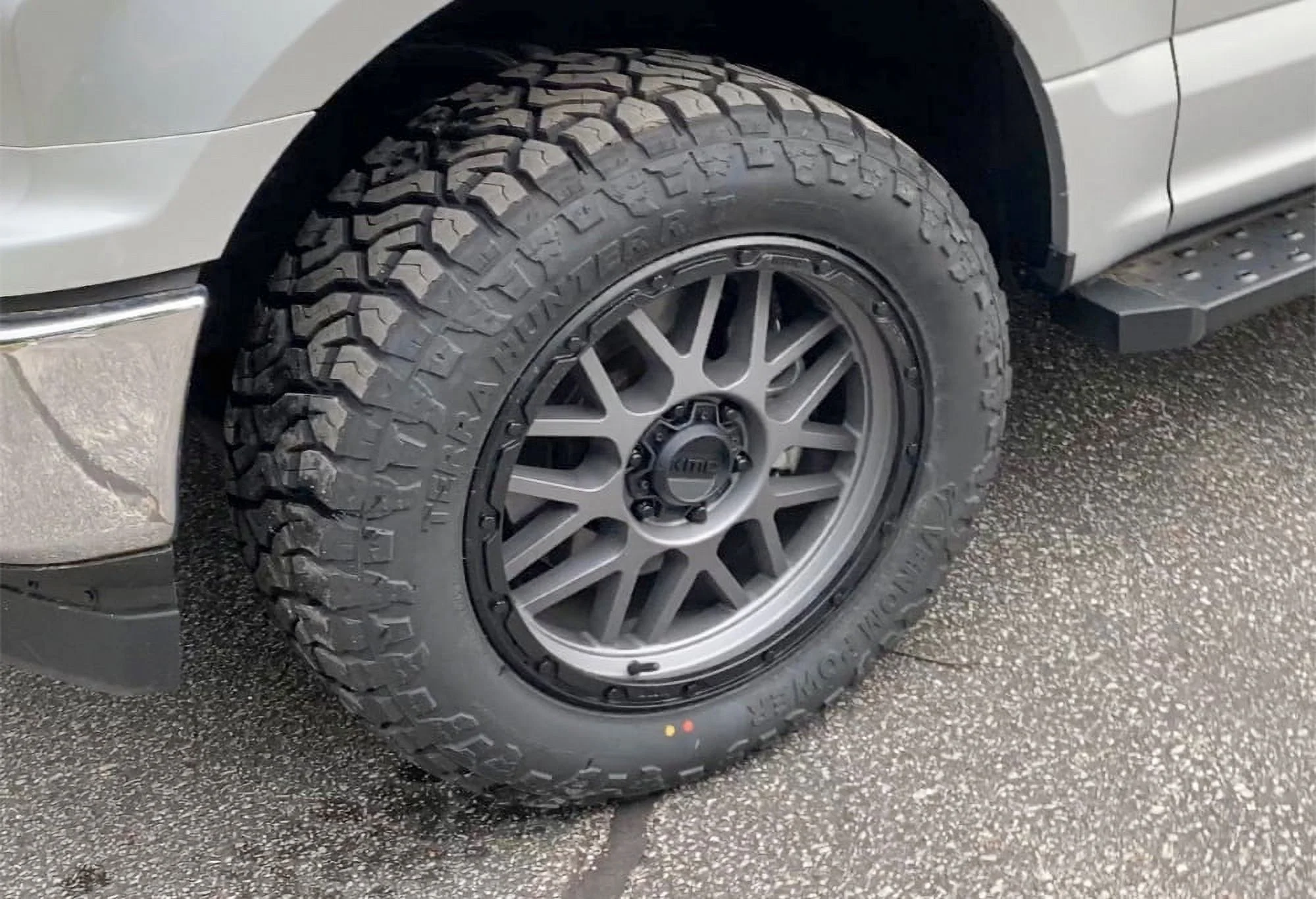 Venom Power Terra Hunter R/T Plus Rugged Terrain 285/55R20 116T XL Light Truck Tire - Inhomebuy