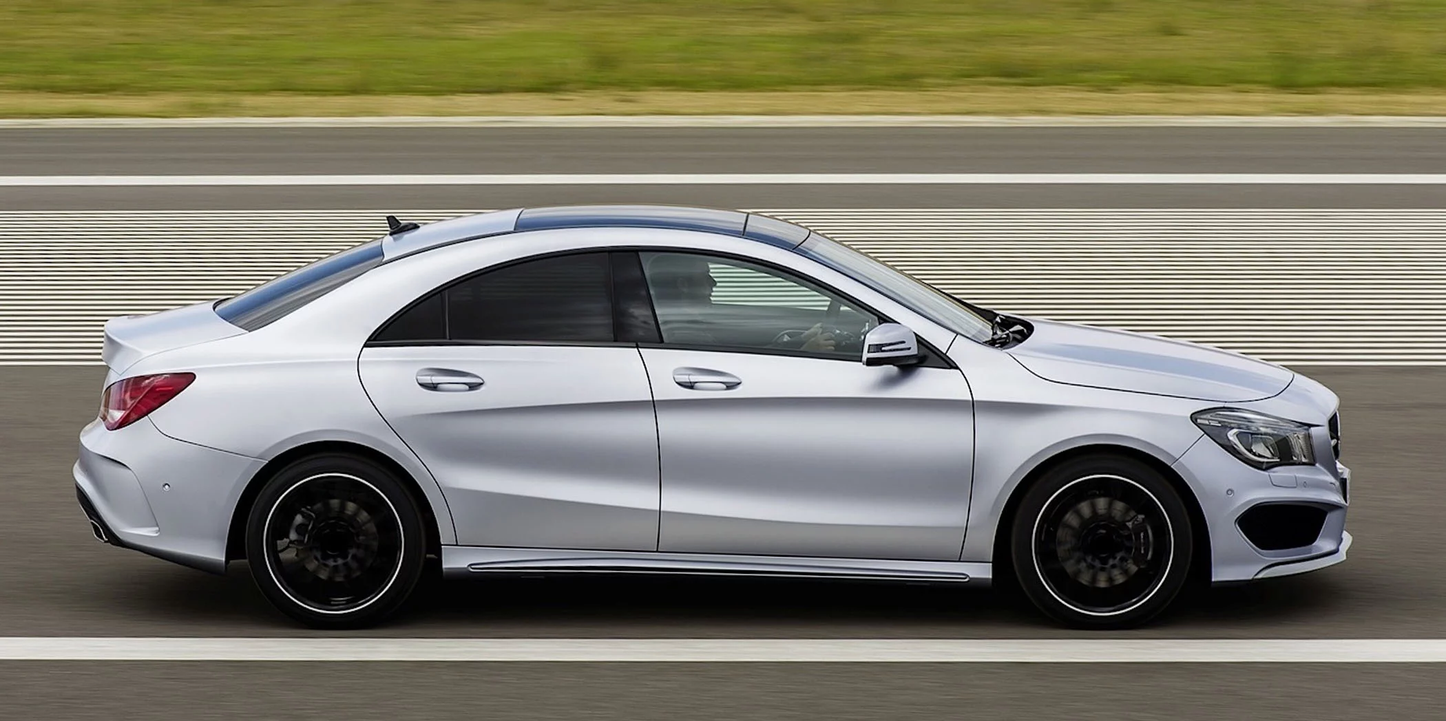 Lexani LXUHP-207 UHP 225/40ZR18 92W XL Passenger Tire - Inhomebuy