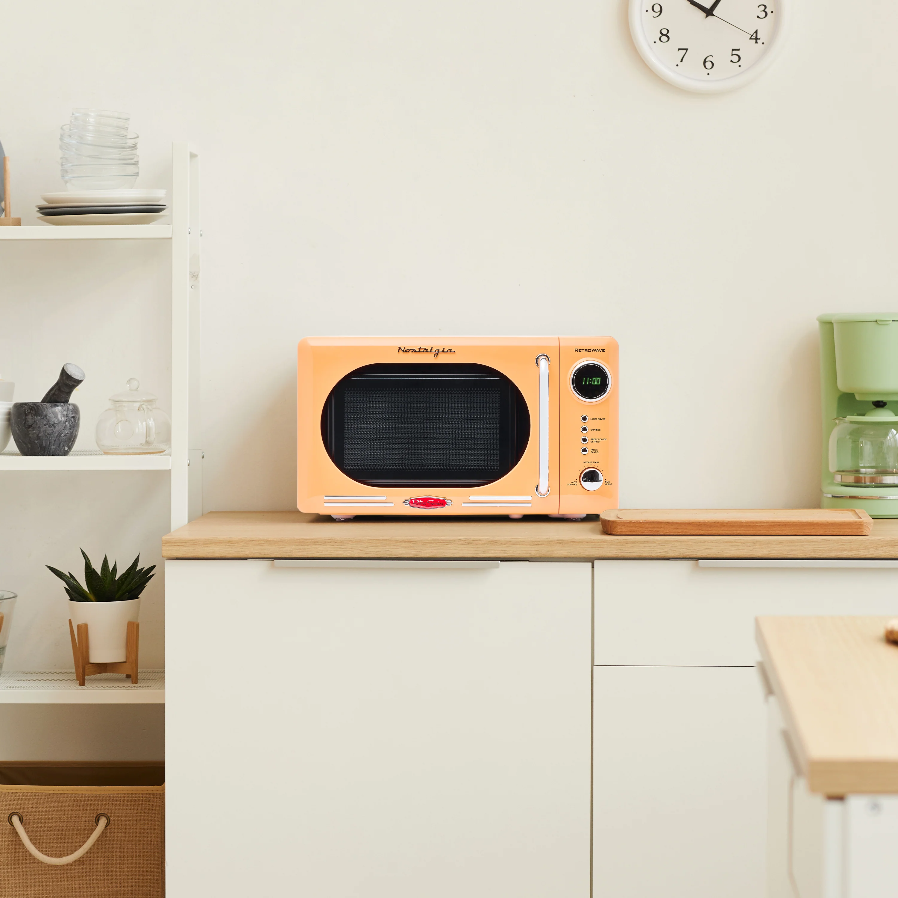 Retro 0.7 Cubic Foot 700-Watt Countertop Microwave Oven - Orange - Inhomebuy