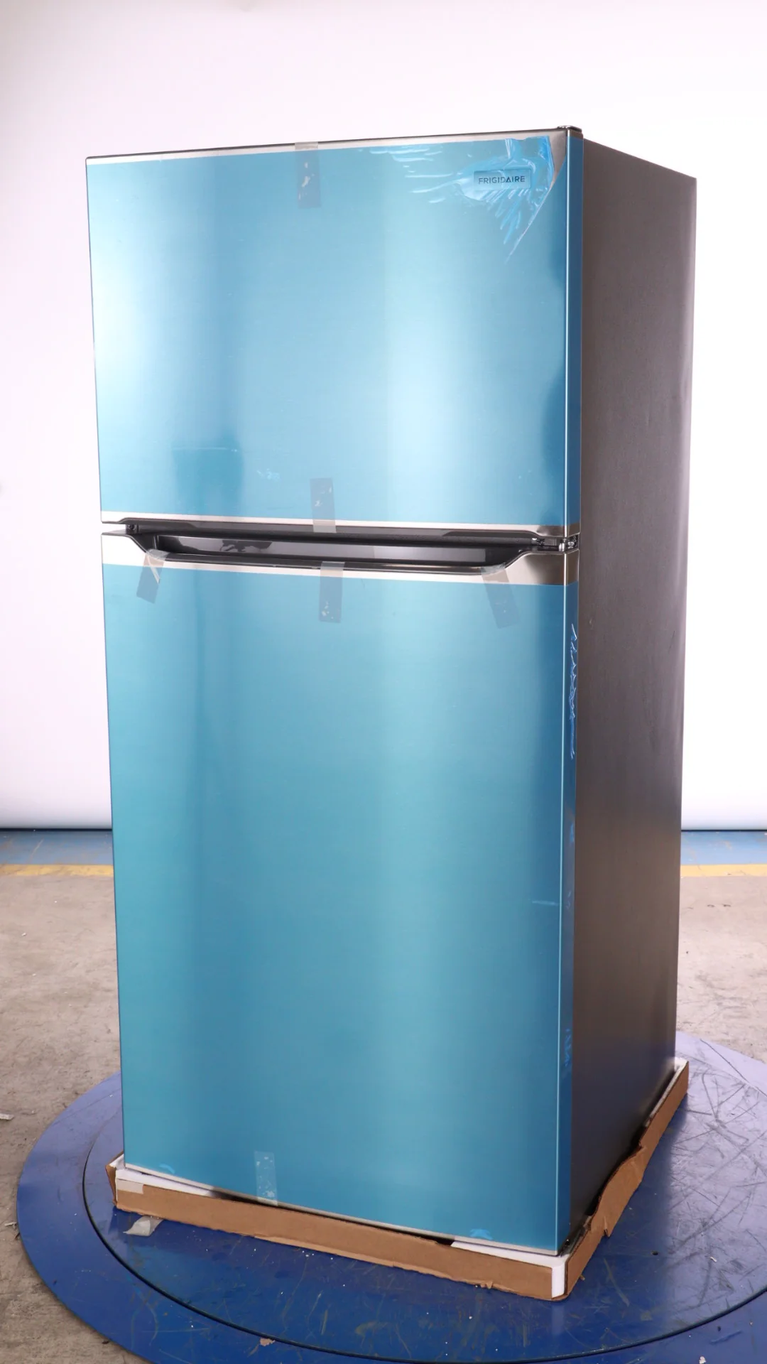 Frigidaire 30 in 20 cu ft. Top-Mount Refrigerator with Auto-Close Doors - FFTR2045VS - Inhomebuy