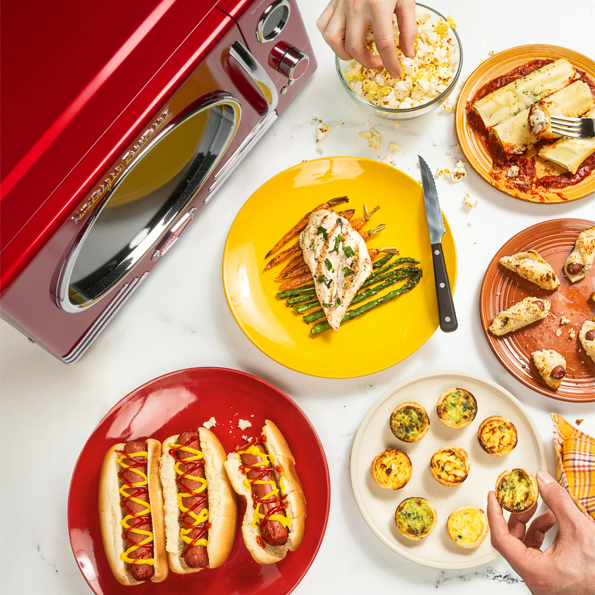 Retro 0.9 Cubic Foot 800-Watt Countertop Microwave Oven - Retro Red - Inhomebuy