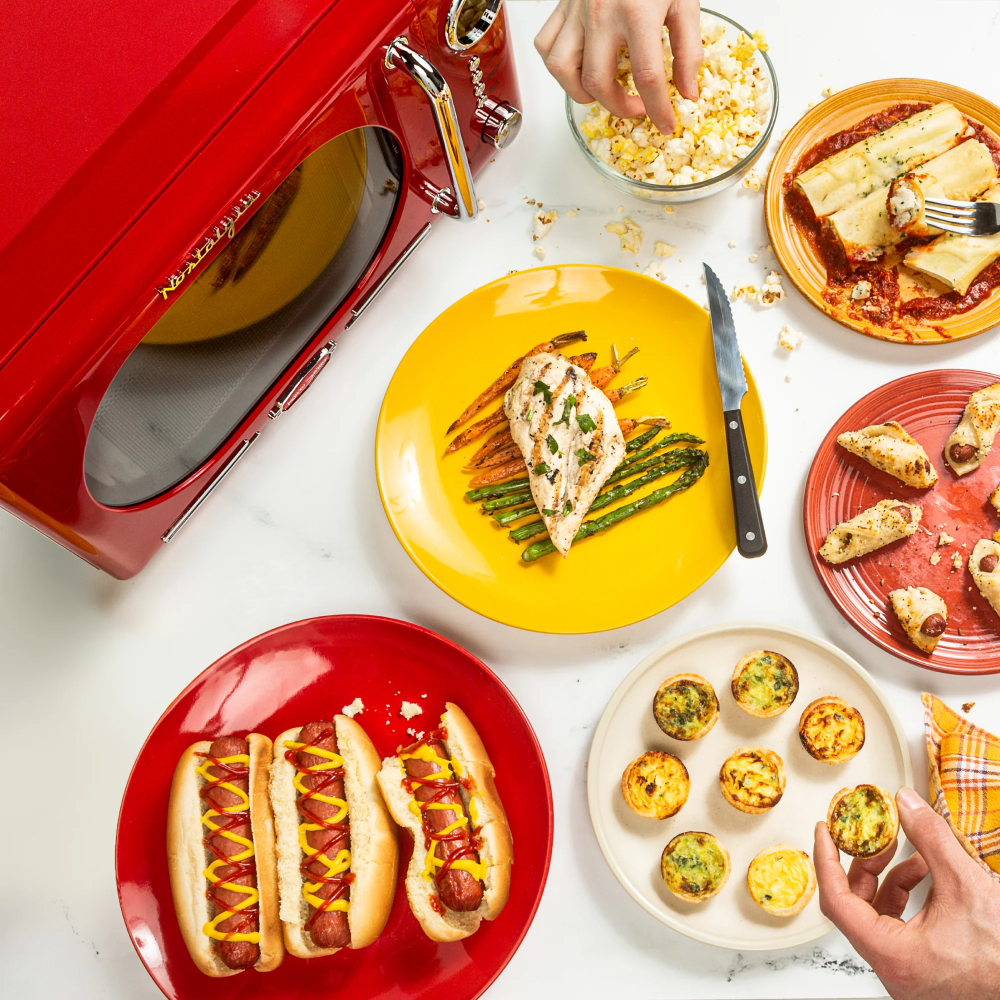 Retro 0.7 Cubic Foot 700-Watt Countertop Microwave Oven - Retro Red - Inhomebuy