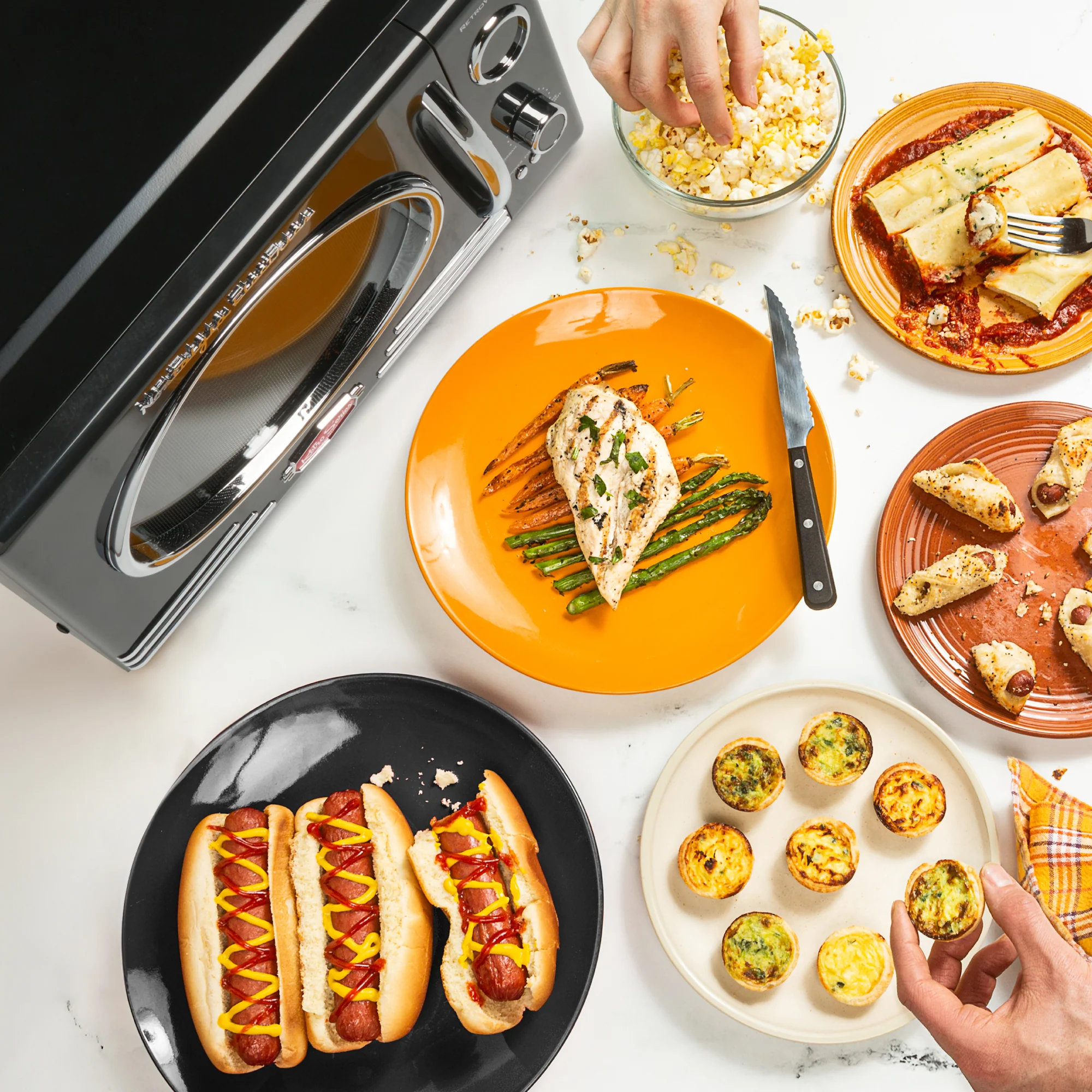 Retro 0.9 Cubic Foot 800-Watt Countertop Microwave Oven - Black - Inhomebuy