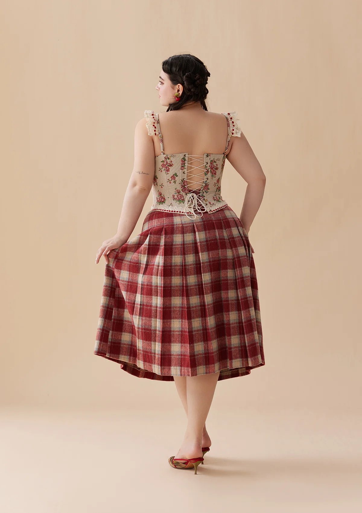 Curve & Plus Rosey Christmas Cottage Skirt - Inhomebuy