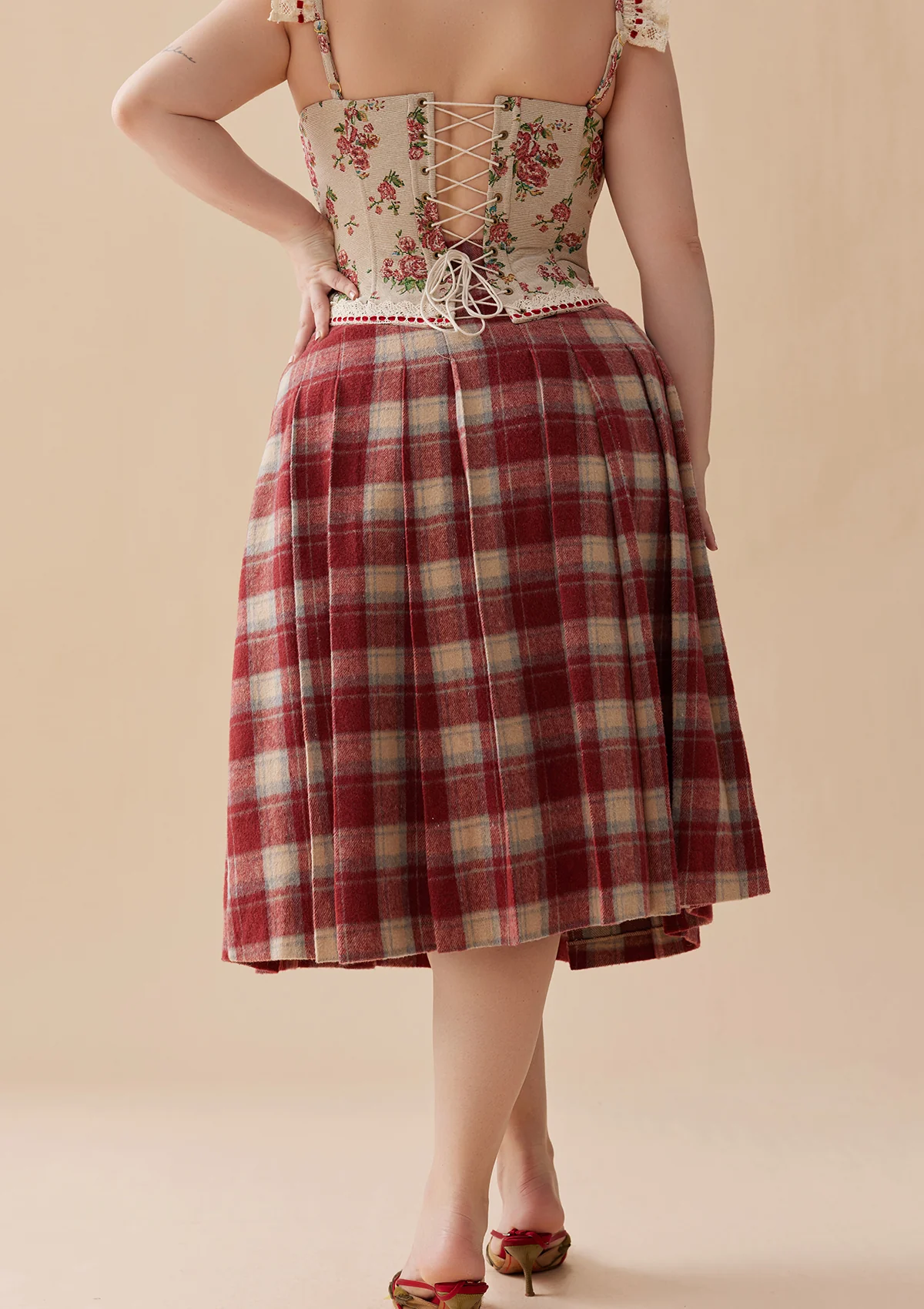 Curve & Plus Rosey Christmas Cottage Skirt - Inhomebuy