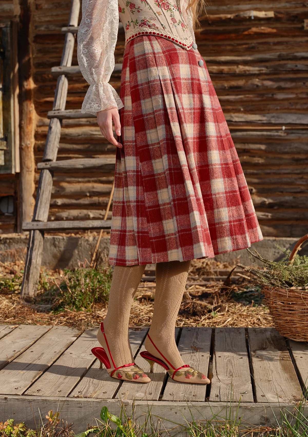 Rosey Christmas Cottage Skirt - Inhomebuy