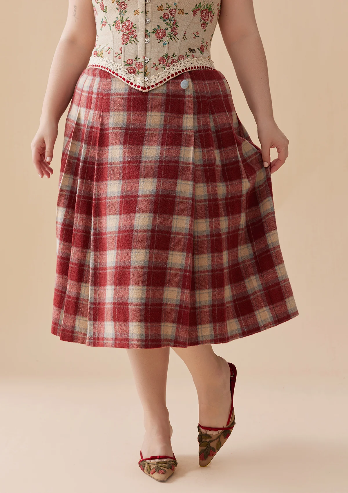 Curve & Plus Rosey Christmas Cottage Skirt - Inhomebuy